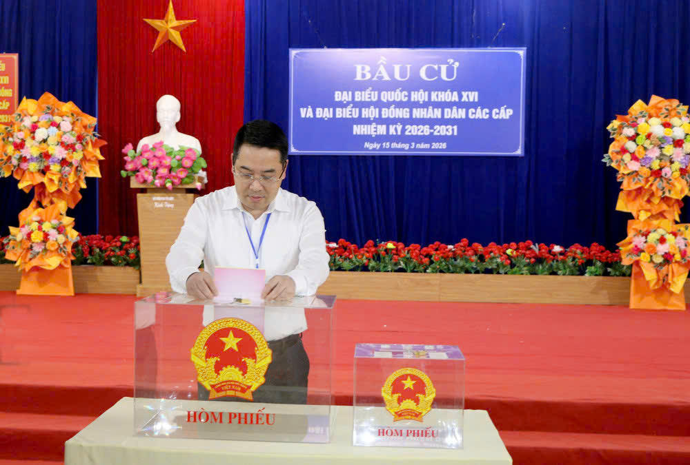 Ông Nguyễn Tuấn Anh, Chủ tịch UBND tỉnh Lào Cai dự khai mạc và bỏ phiếu tại Khu vực bỏ phiếu số 6 (Nhà văn hóa thôn 6, xã Yên Bình).