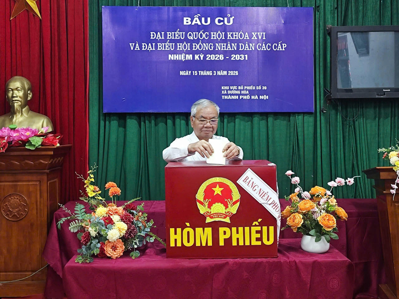 Cử tri Hà Nội hân hoan trong ngày bầu cử 