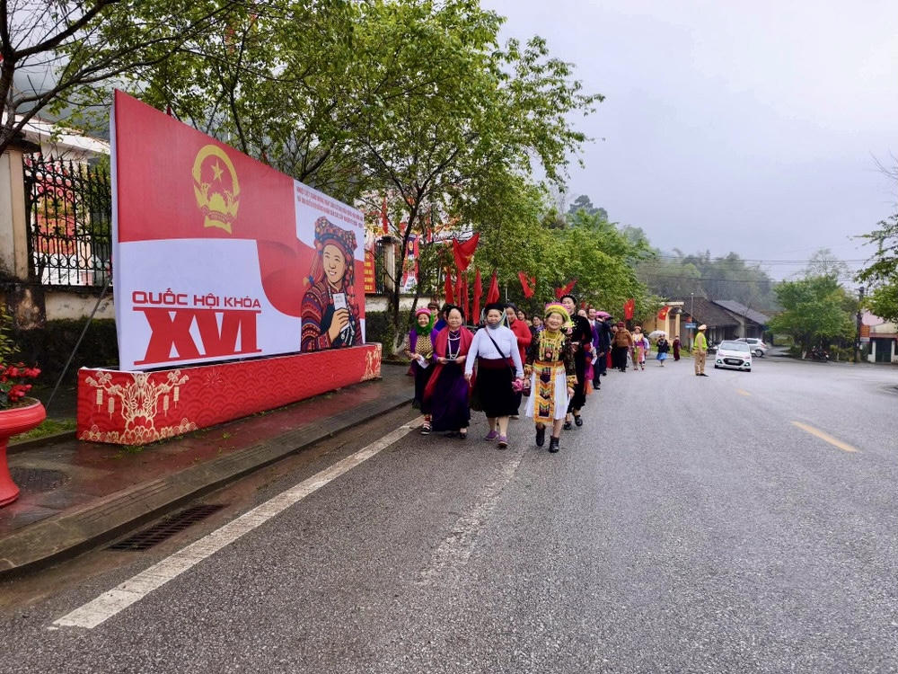 Người dân xã Quản Bạ hào hứng đi bỏ phiếu từ sáng sớm. (Ảnh: Đức Hạnh)