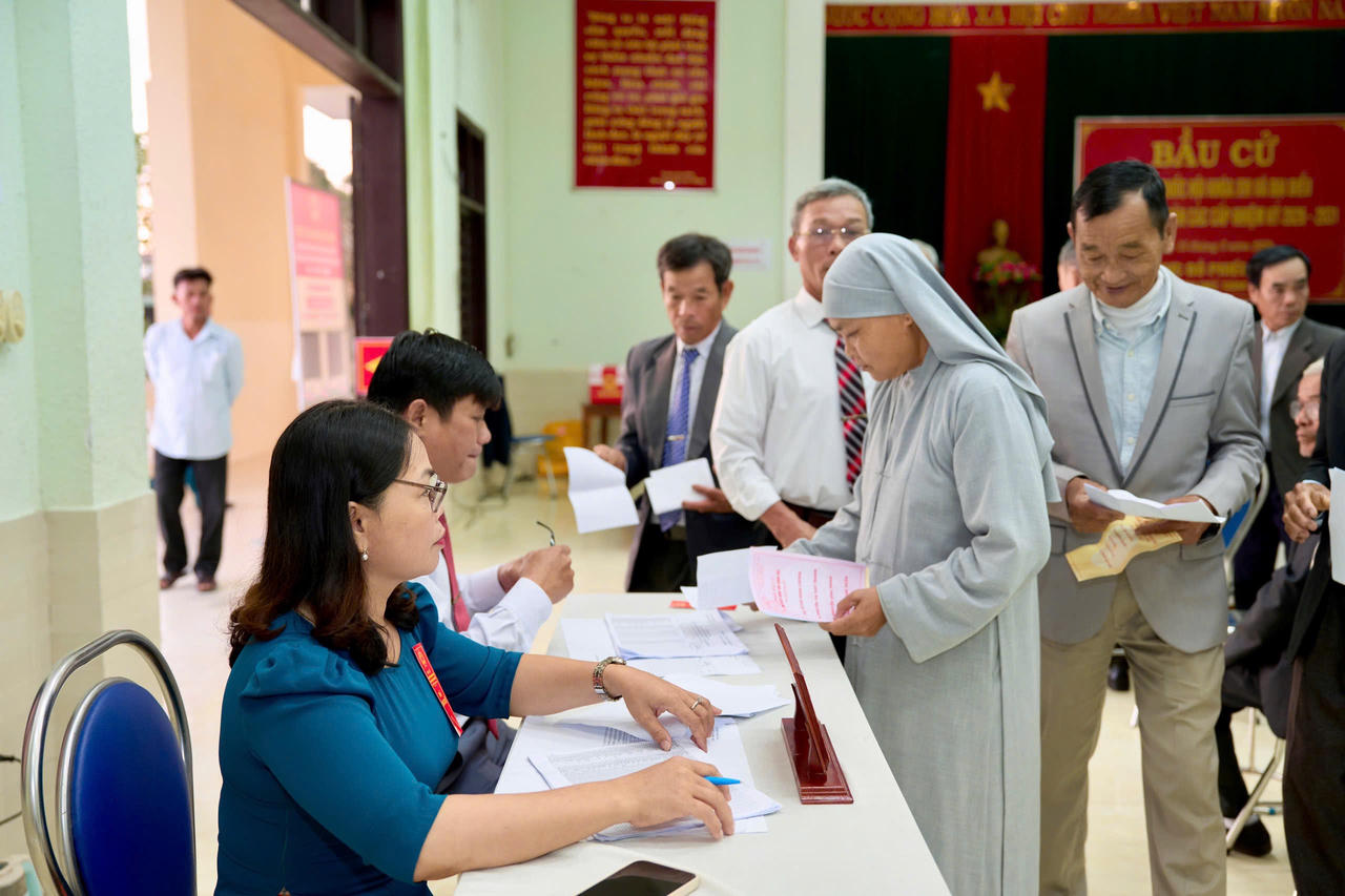 Cử tri phường Hương Thủy làm thủ tục nhận phiếu để thực hiện quyền và nghĩa vụ công dân trong Ngày bầu cử.