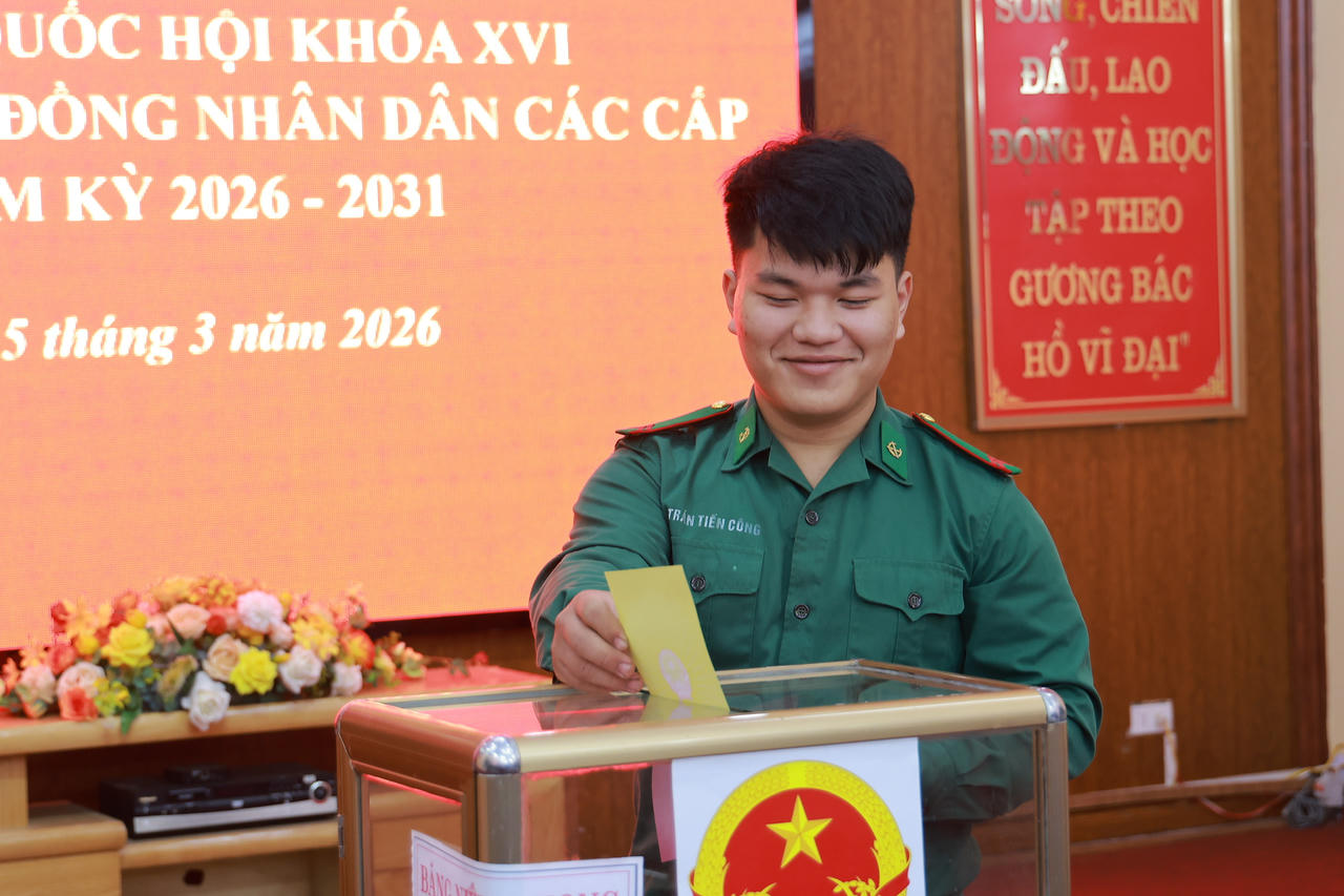 Niềm vui của các chiến sỹ trẻ khi lần đầu tiên được tham gia bầu cử