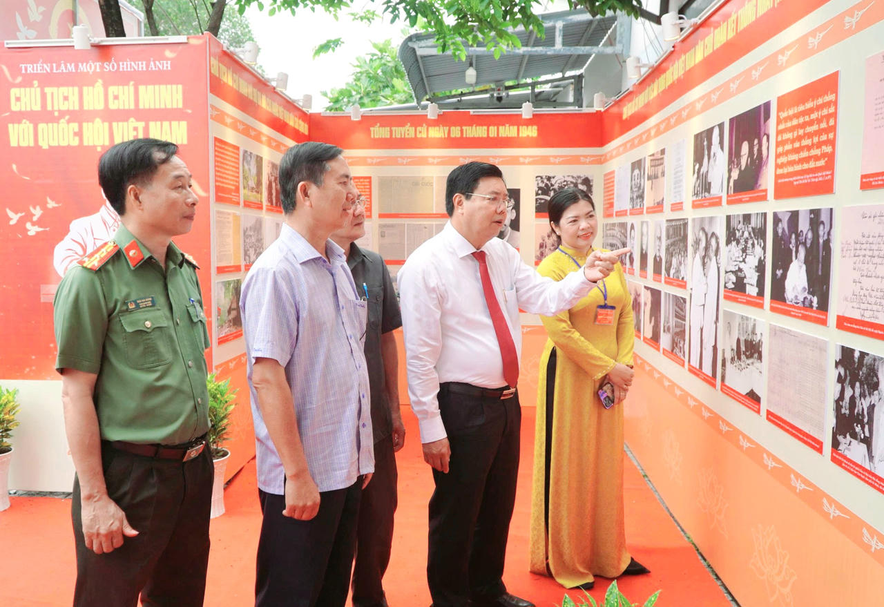 Bí thư Tỉnh ủy An Giang Nguyễn Tiến Hải xem triển lãm một số hình ảnh về Chủ tịch Hồ Chí Minh với Quốc hội Việt Nam sau khi thực hiện quyền bầu cử tại tổ bầu cử số 68, đơn vị bầu cử số 6, phường Rạch Giá, An Giang.