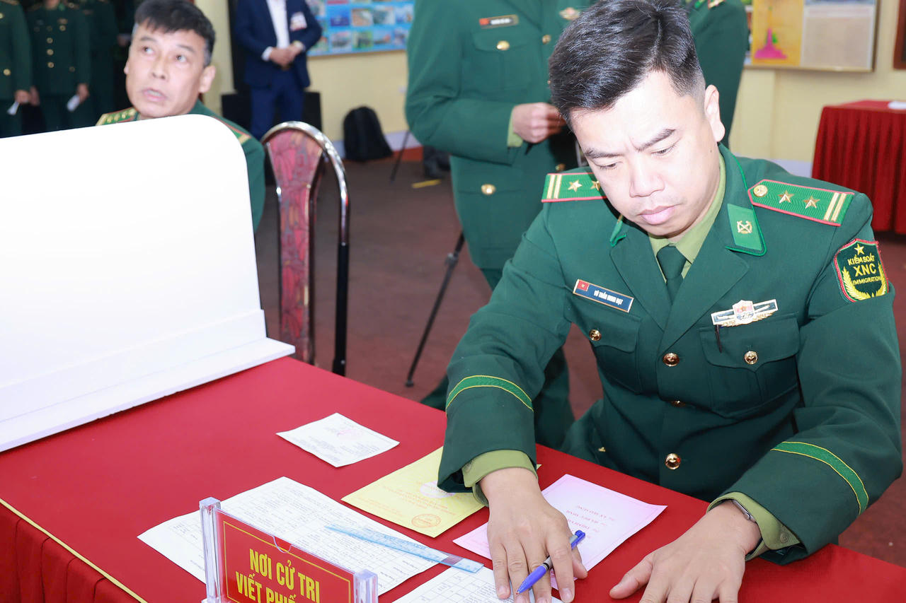 Việc tổ chức bỏ phiếu từ sớm là giải pháp phù hợp để bảo đảm tất cả quân nhân đều được tham gia bầu cử, đồng thời không làm gián đoạn nhiệm vụ bảo vệ biên giới.
