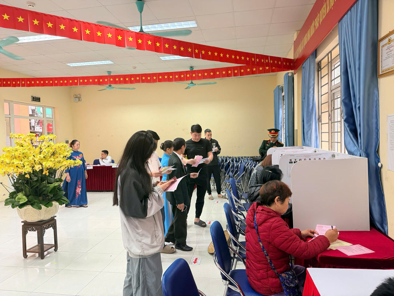 Cử tri Hà Nội hân hoan trong ngày bầu cử 