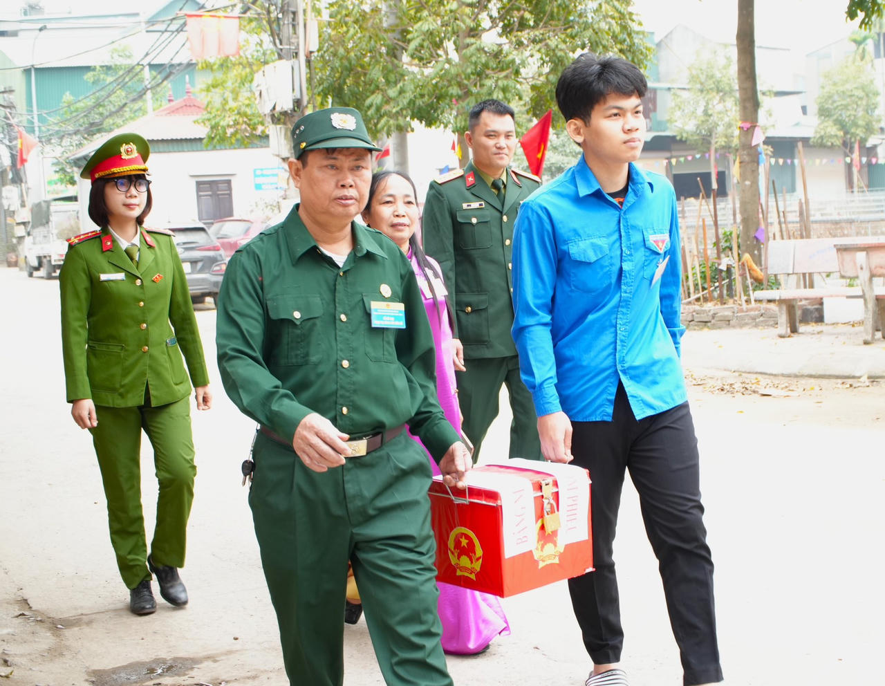 Không để ai bỏ lại phía sau, các tổ bầu cử Hà Nội đưa hòm phiếu đến với cử tri cao tuổi