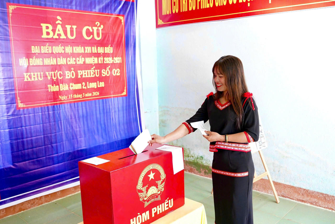 Cử tri trẻ người đồng bào Xơ Đăng tham gia bỏ phiếu tại khu vực bỏ phiếu số 02, thôn Đăk Chum 2 (xã Tu Mơ Rông).