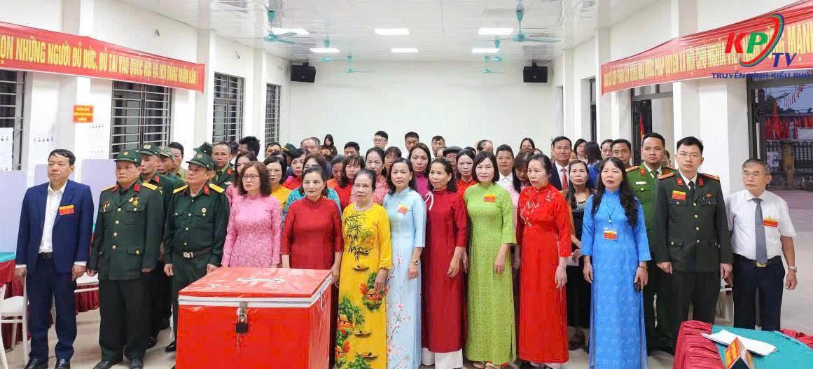 Lãnh đạo thường trực ĐU-HĐND-UBND, UB MTTQ xã Kiều Phú dự Lễ khai mạc bầu cử tại các điểm bỏ phiếu trên địa bàn