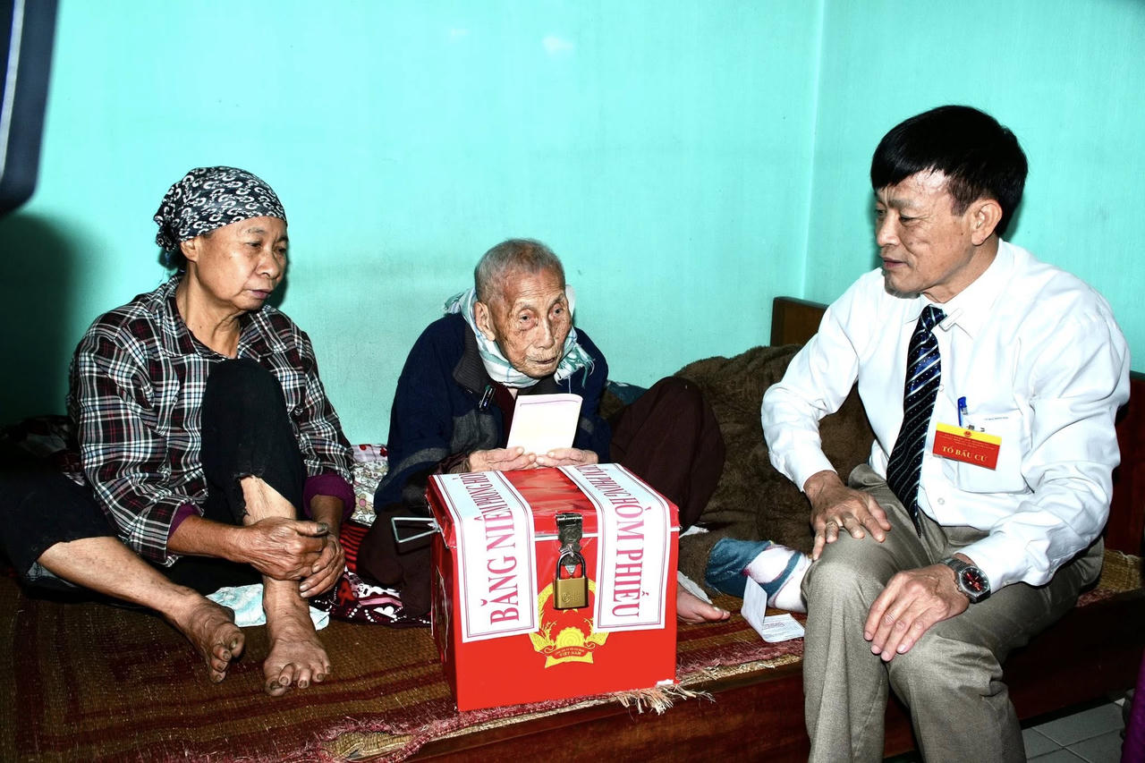 Không để ai bỏ lại phía sau, các tổ bầu cử Hà Nội đưa hòm phiếu đến với cử tri cao tuổi