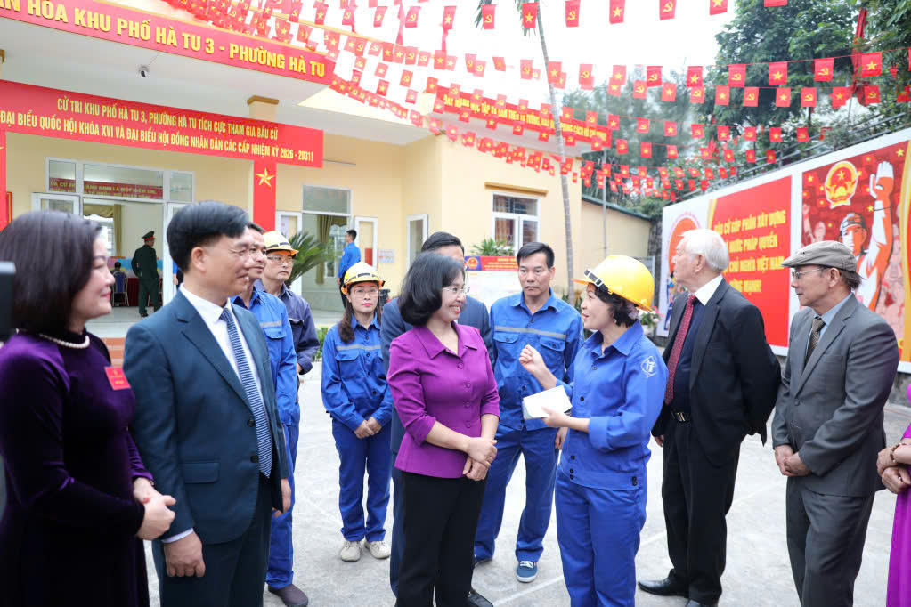 Bà Trịnh Thị Minh Thanh, Phó Bí thư Thường trực Tỉnh ủy, Chủ tịch HĐND tỉnh, trao đổi với cử tri là công nhân ngành Than trực tiếp đi bầu cử tại Khu vực bỏ phiếu số 18, phường Hà Tu.