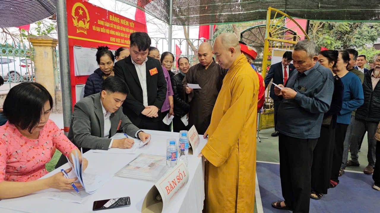 Chư tăng, phật tử tích cực tham gia ngày hội bầu cử