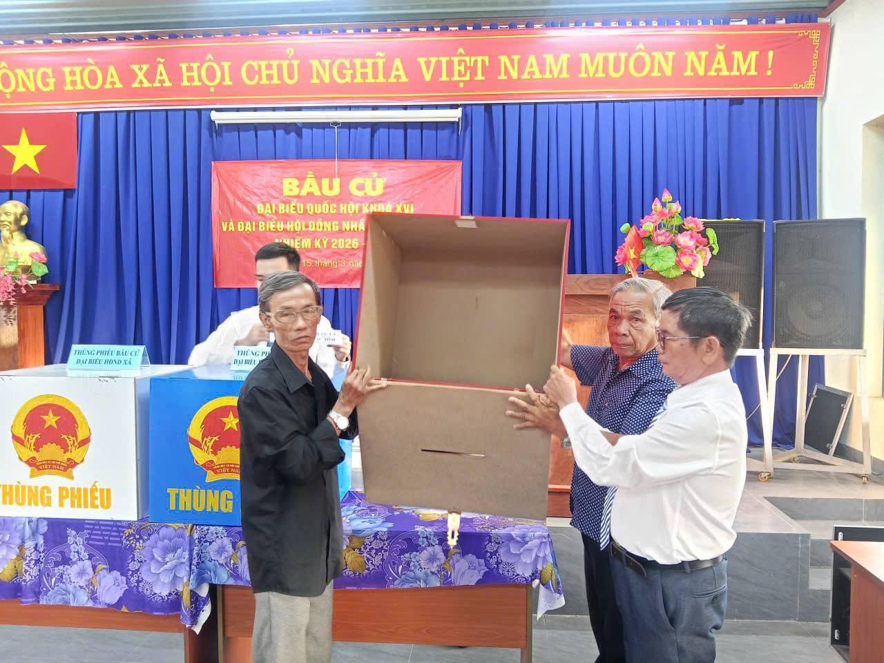 Kiểm tra thùng phiếu trước khi bầu cử tại xã Thái Mỹ.