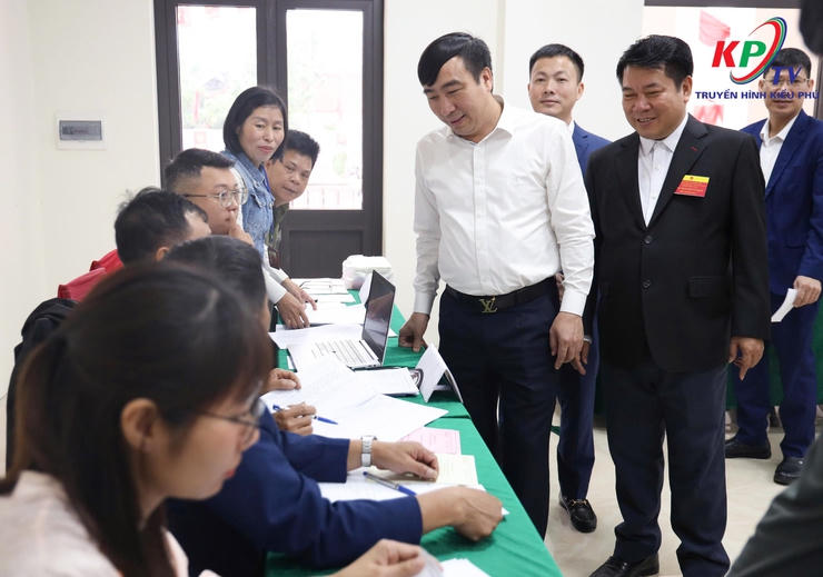 Ông&nbsp;Phạm Quang Tuấn - Bí thư Đảng uỷ, Chủ tịch HĐND xã động viên, chia sẻ niềm vui với Tổ bầu cử và cử tri tại các điểm bầu cử trên địa bàn