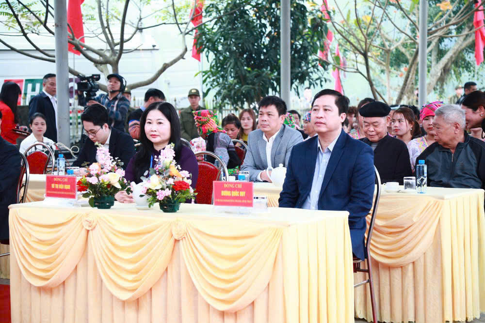 Bí thư Tỉnh ủy Lào Cai Dương Quốc Huy cùng Phó Chủ tịch UBND tỉnh Lào Cai Vũ Thị Hiền Hạnh dự và bỏ phiếu tại Khu vực bỏ phiếu số 4, thôn Đồng Cát, xã Quy Mông.