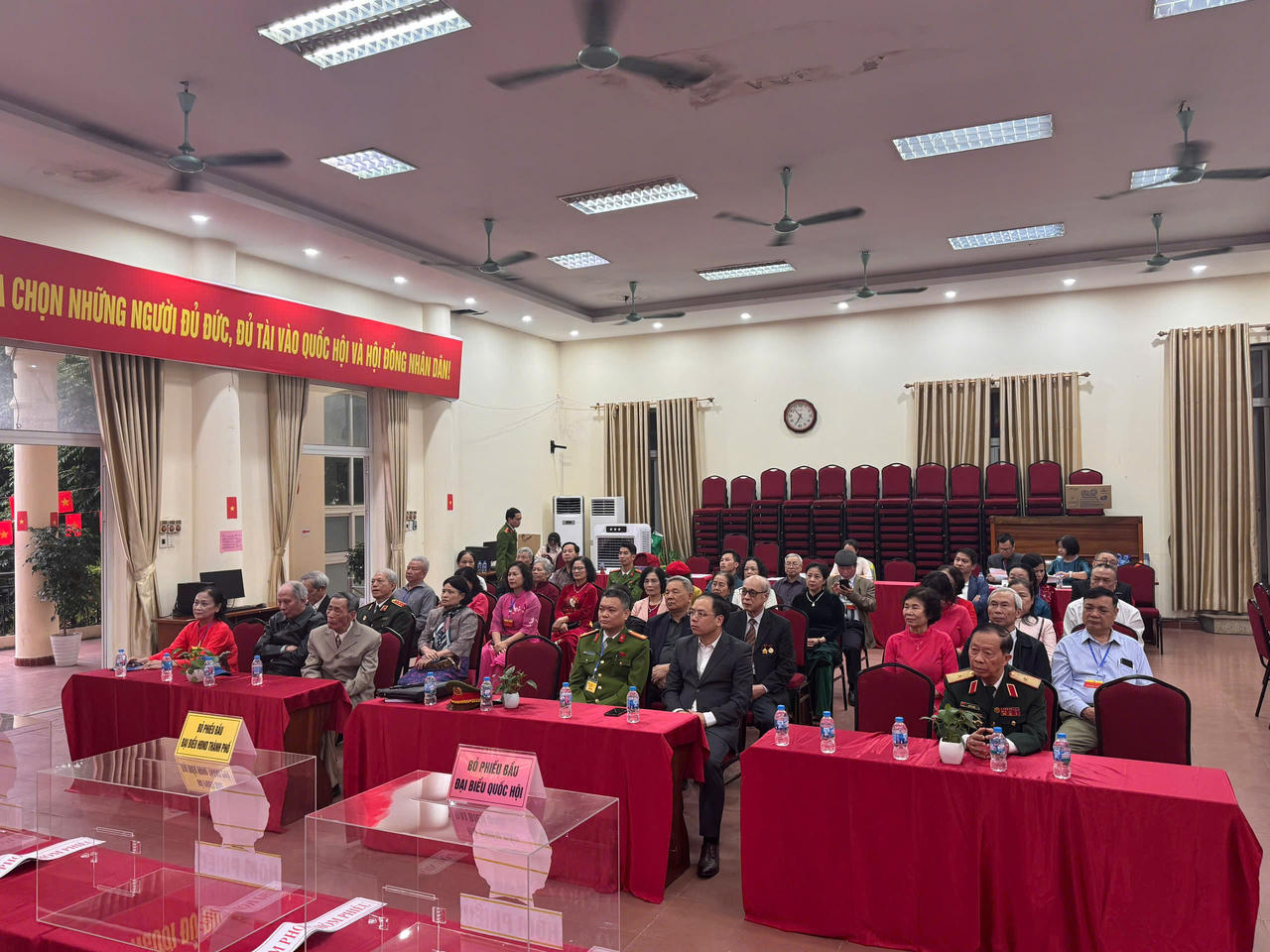 Cử tri Hà Nội hân hoan trong ngày bầu cử 