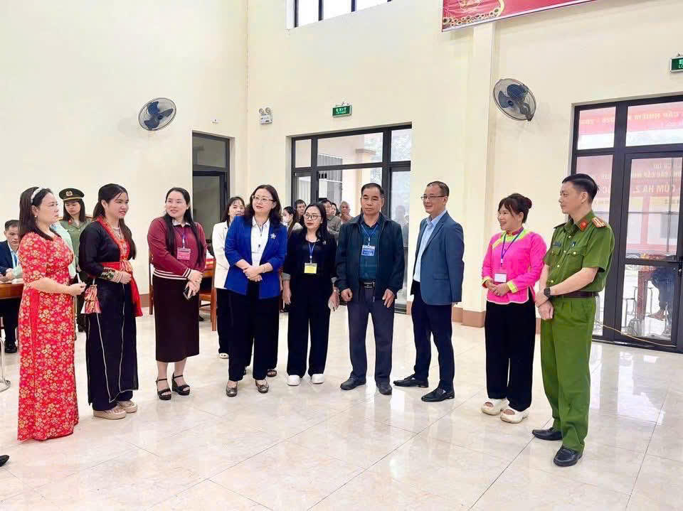 Cử tri Lào Cai hăng hái tham gia bầu cử