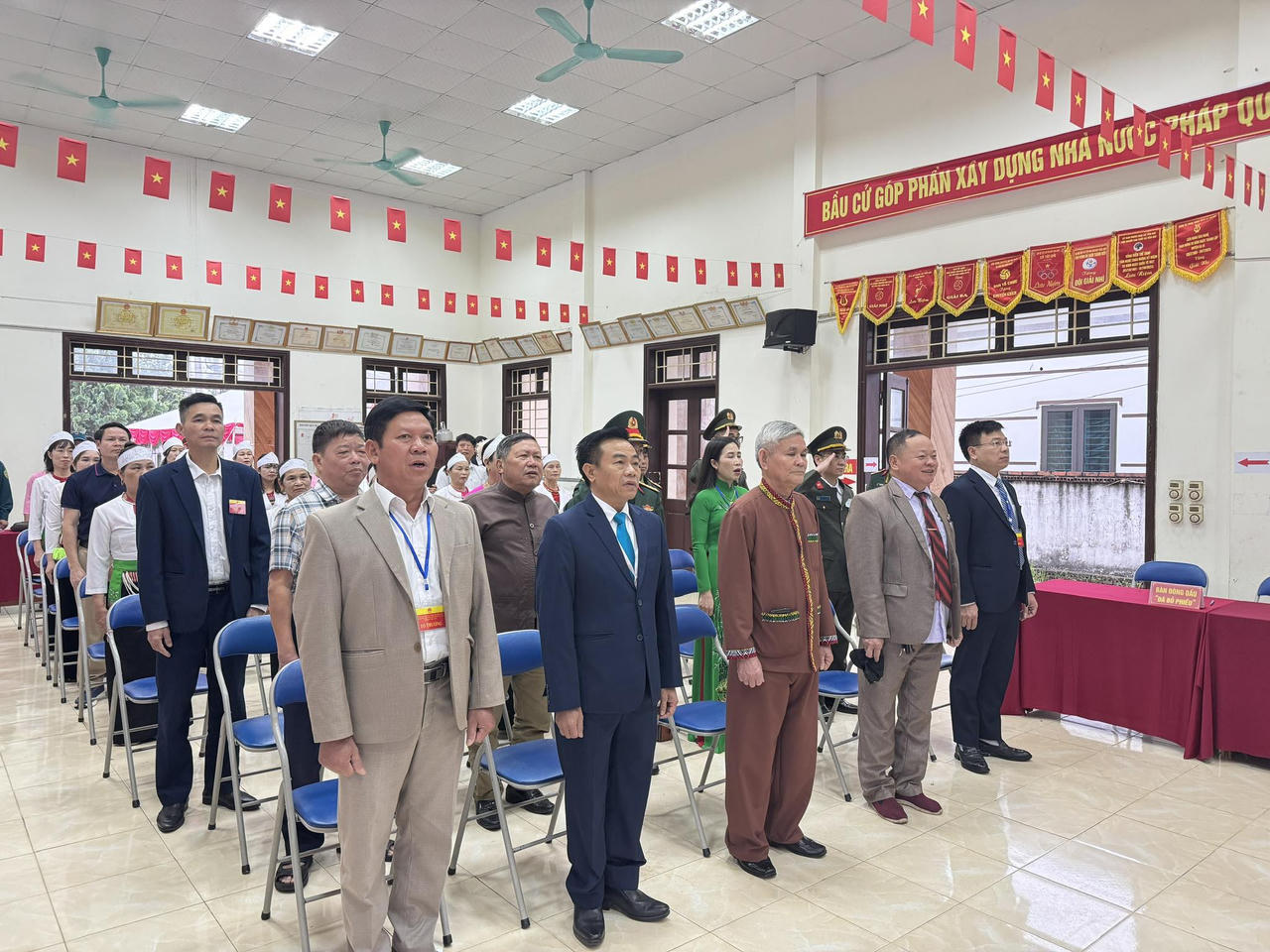 Bí thư Đảng ủy, Chủ tịch HĐND xã Yên Bài Trần Quang Khuyên (thứ hai từ trái sang) cùng các đại biểu tham dự lễ khai mạc bầu cử đại biểu Quốc hội khóa XVI và HĐND các cấp nhiệm kỳ 2026-2031..