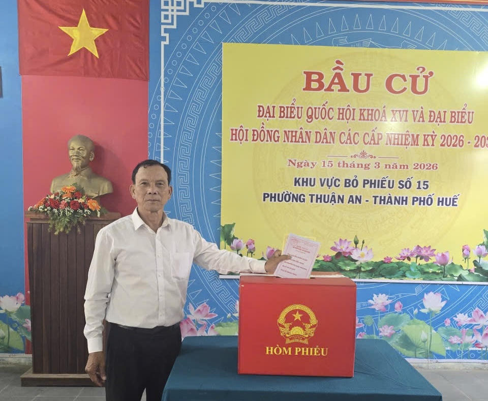 Ngư dân Trần Thanh Hữu, Tổ dân phố Hải Tiến, phường Thuận An (TP Huế) thực hiện quyền bầu cử tại khu vực bỏ phiếu số 15.