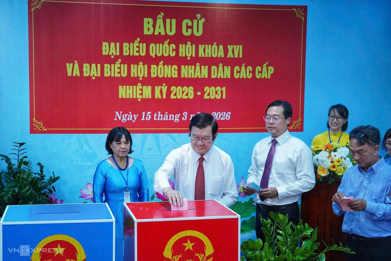 Nguyên Chủ tịch nước Trương Tấn Sang thực hiện quyền cử tri tại khu vực bỏ phiếu số 7, phường Tân Định, TP HCM. (Ảnh: An Phương/VNE)