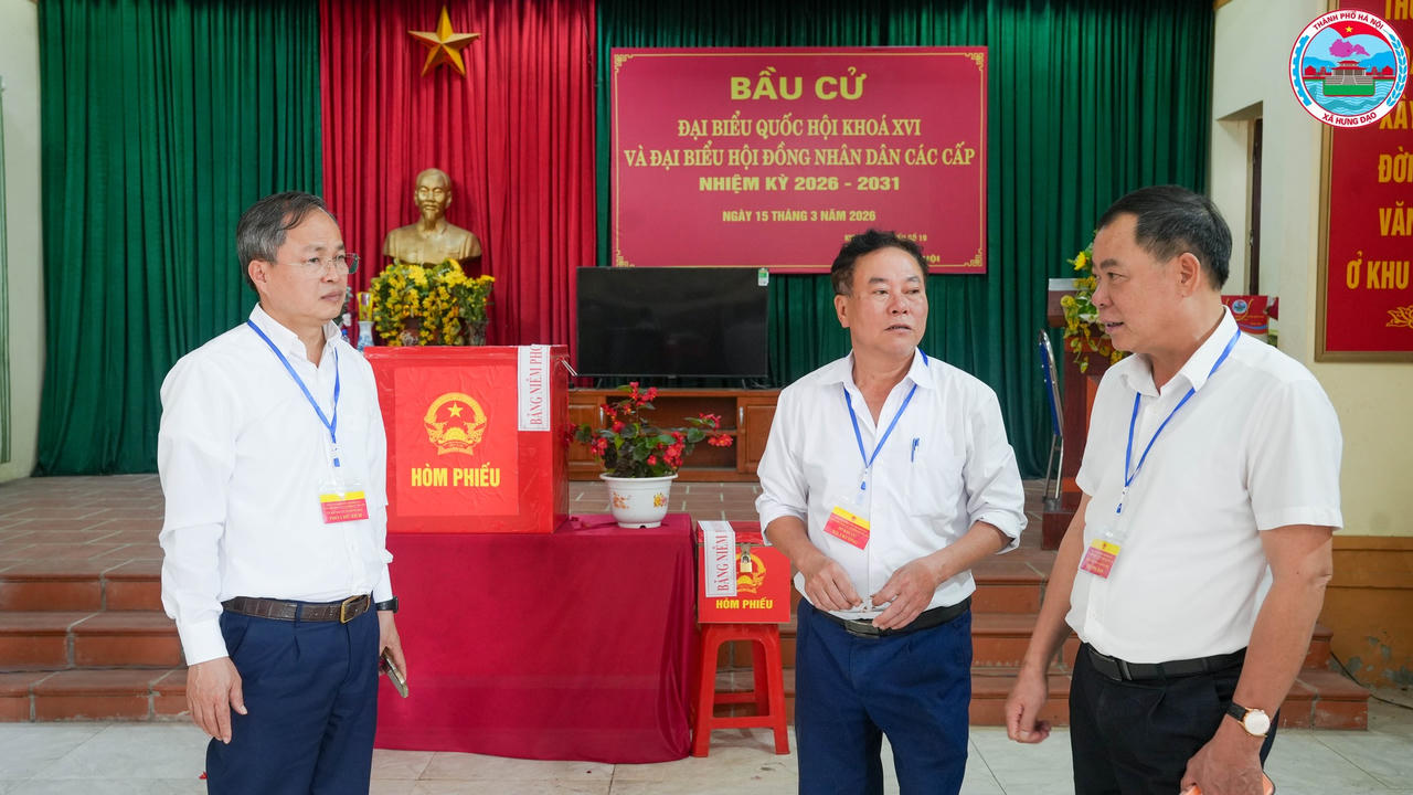 Trong quá trình kiểm tra, các Lãnh đạo đã trực tiếp trao đổi với Ban bầu cử, Tổ bầu cử tại các khu vực bỏ phiếu về tình hình cử tri tham gia bỏ phiếu, công tác hướng dẫn, tiếp đón cử tri cũng như việc bảo đảm an ninh trật tự, vệ sinh môi trường tại điểm bỏ phiếu.