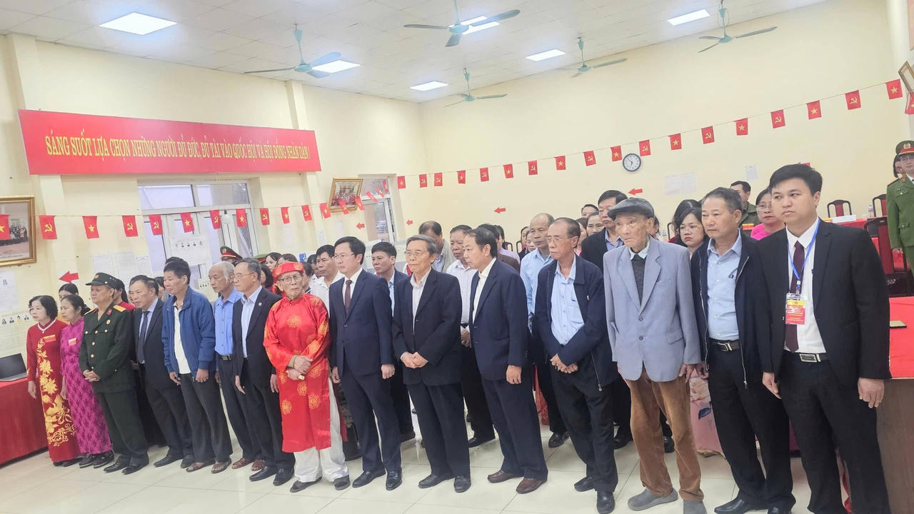 Cử tri Hà Nội hân hoan trong ngày bầu cử 