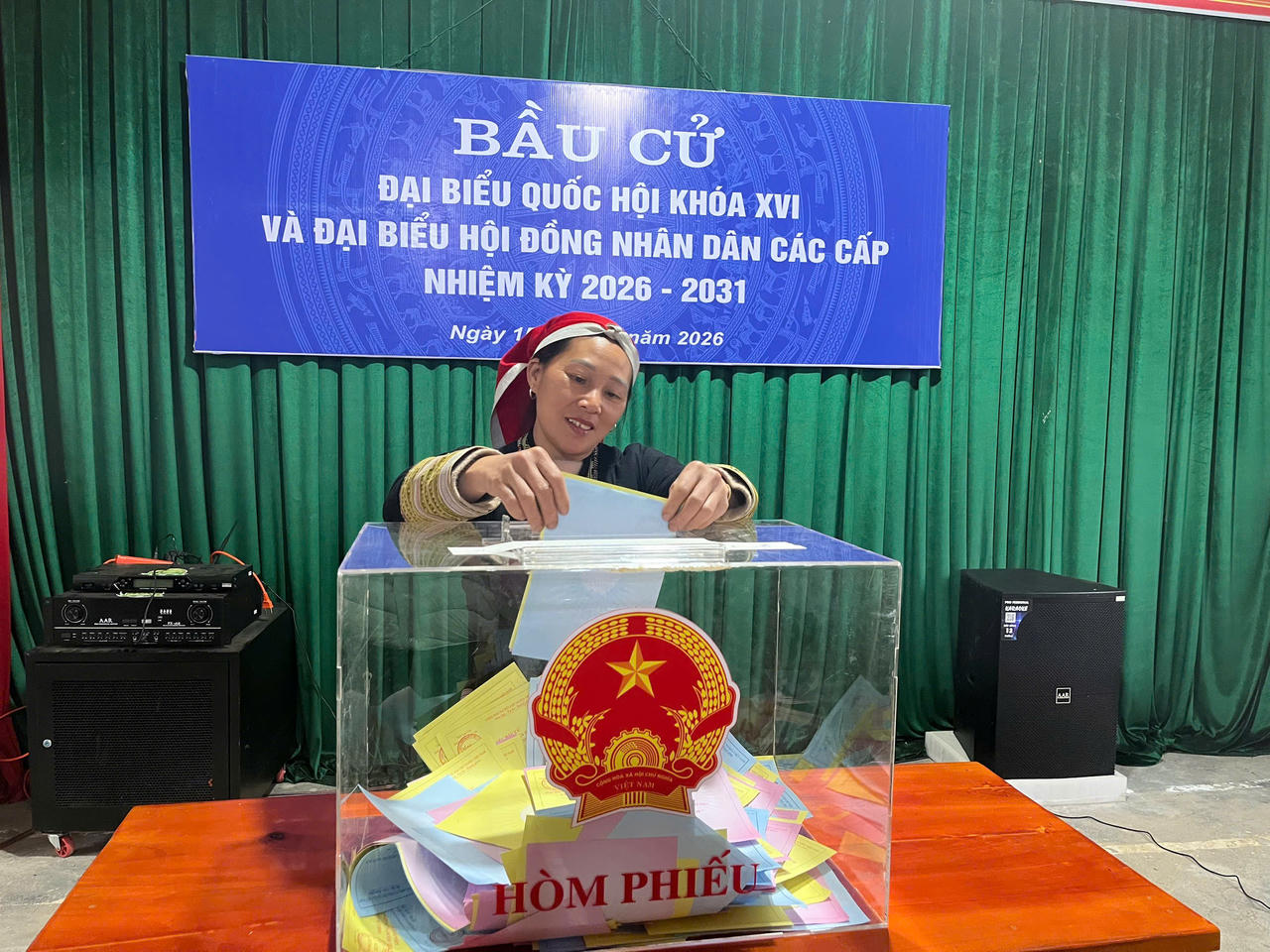 Cử tri Lào Cai hăng hái tham gia bầu cử