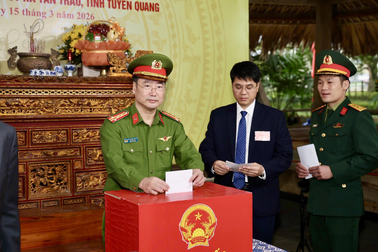 Lãnh đạo Công an tỉnh Tuyên Quang bỏ phiếu tại khu vực bỏ phiếu số 1. (Ảnh: Đức Thắng)