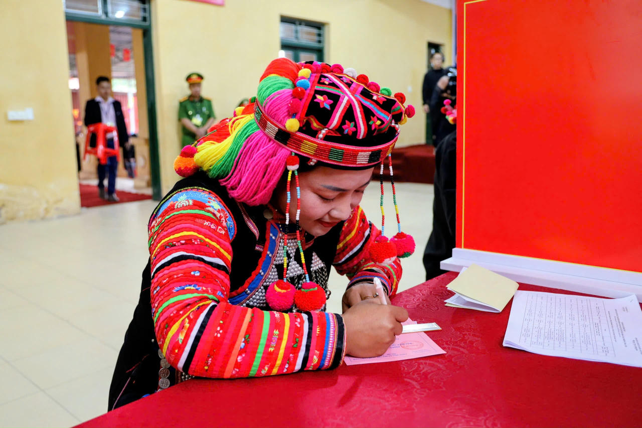 Đối với người dân nơi biên giới Sín Thầu, mỗi lá phiếu bầu không chỉ là quyền mà còn là niềm tin gửi gắm vào những đại biểu sẽ đại diện cho tiếng nói của mình, góp phần xây dựng vùng biên giới ngày càng ổn định, phát triển và vững mạnh.