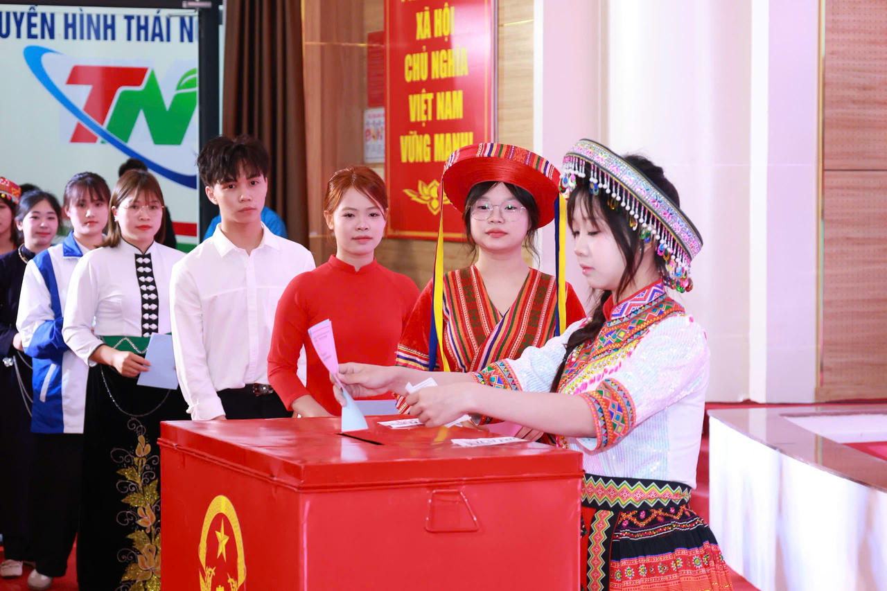 Cử tri sinh viên là người dân tộc thiểu số tham gia bầu cử.