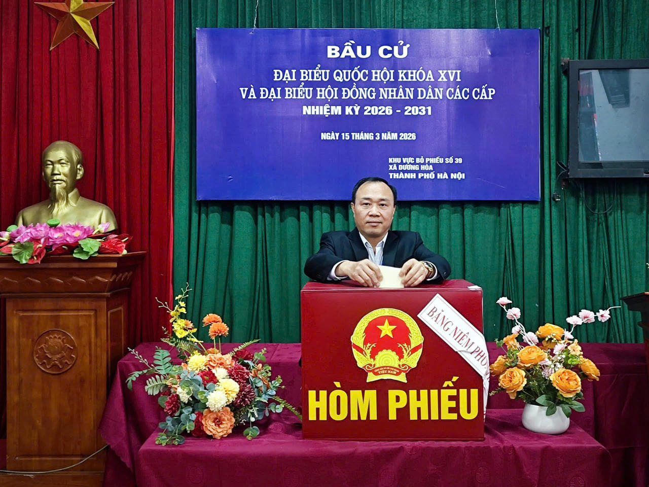 Cử tri Hà Nội hân hoan trong ngày bầu cử 