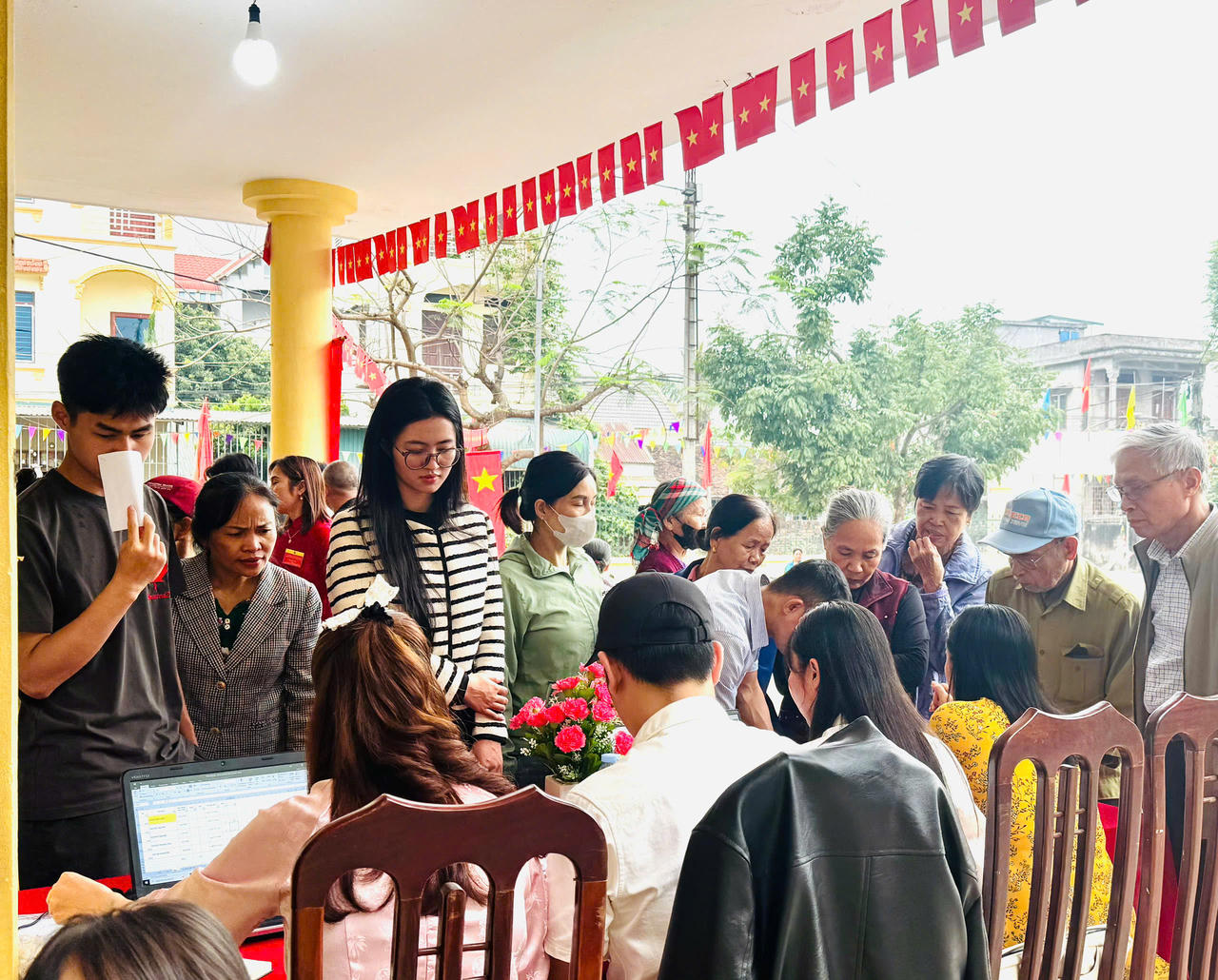 Cử tri Hà Nội hân hoan trong ngày bầu cử 