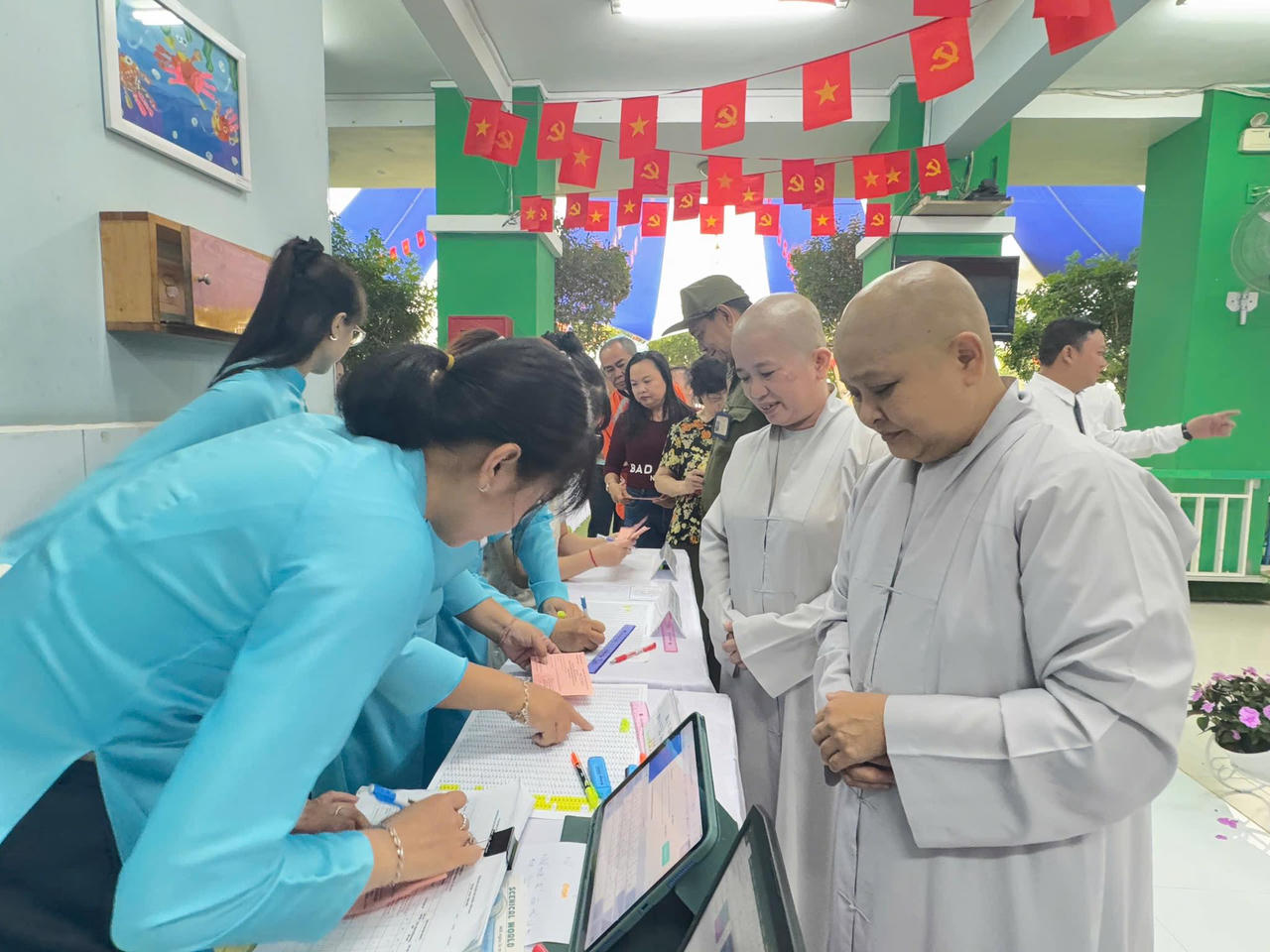 Đông đảo tầng lớp nhân dân tham gia bỏ phiếu.