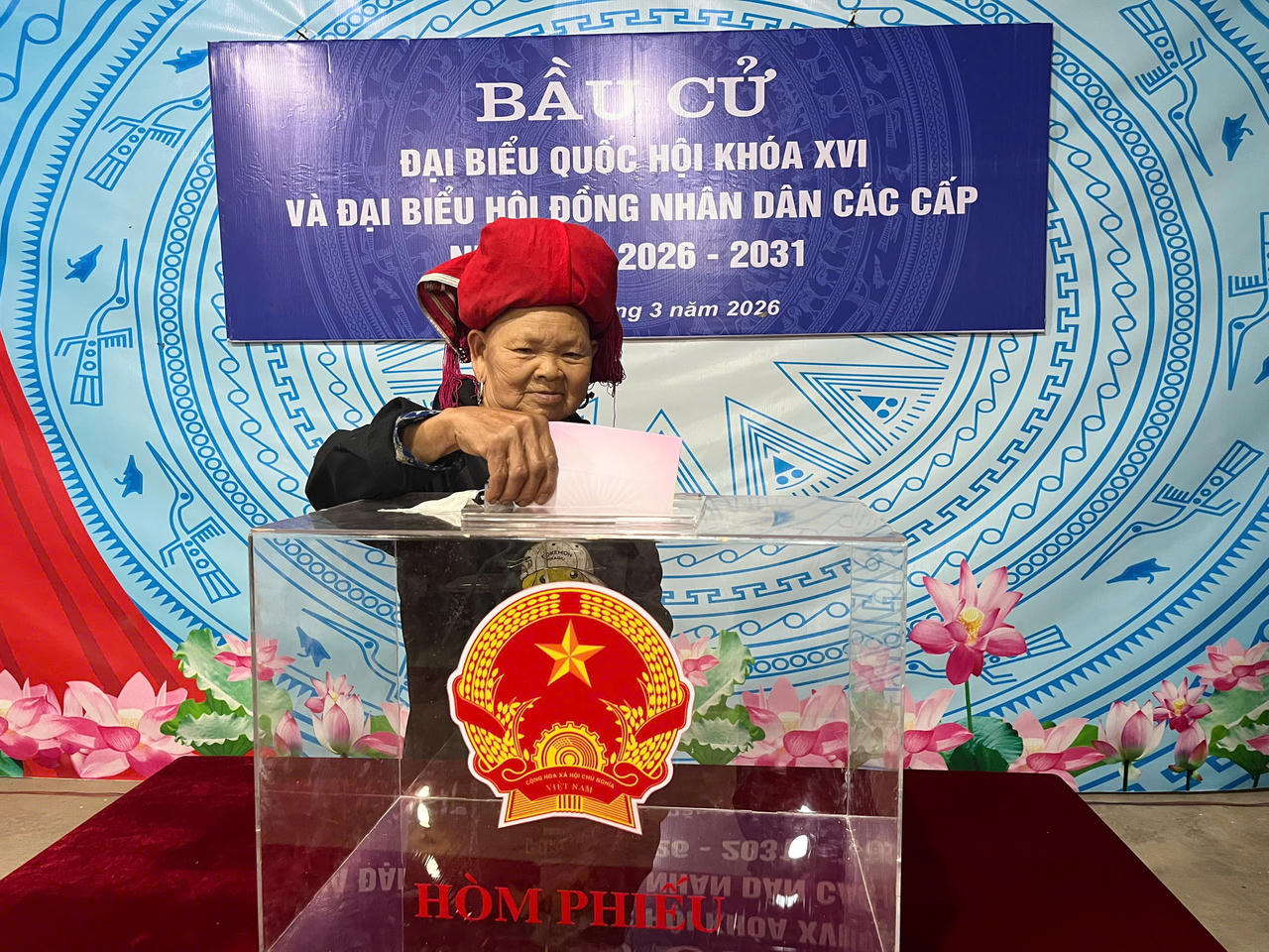 Cử tri Lào Cai hăng hái tham gia bầu cử