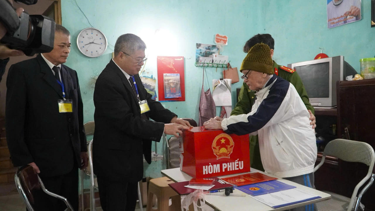 Cụ Đồng Phúc Túc, 106 tuổi, ở tổ 3, phường Bắc Kạn, bỏ phiếu. Cụ từng tham gia Tổng tuyển cử năm 1946.