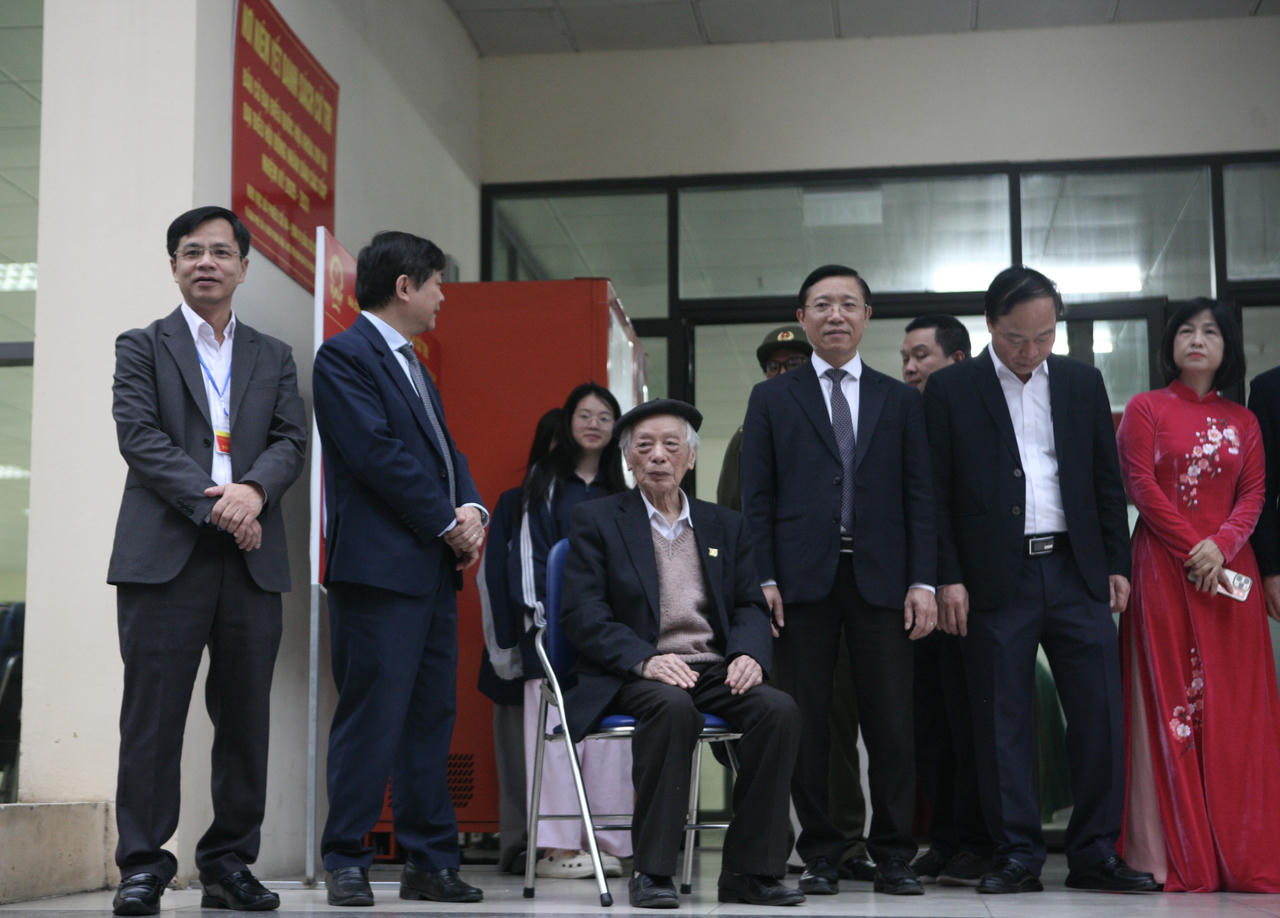 Thầy Trình Bá Lạn (91 tuổi) - cựu giảng viên của Học viện Báo chí và Tuyên truyền được các lãnh đạo Học viện hỗ trợ khu vực chờ và bỏ phiếu từ sáng sớm.