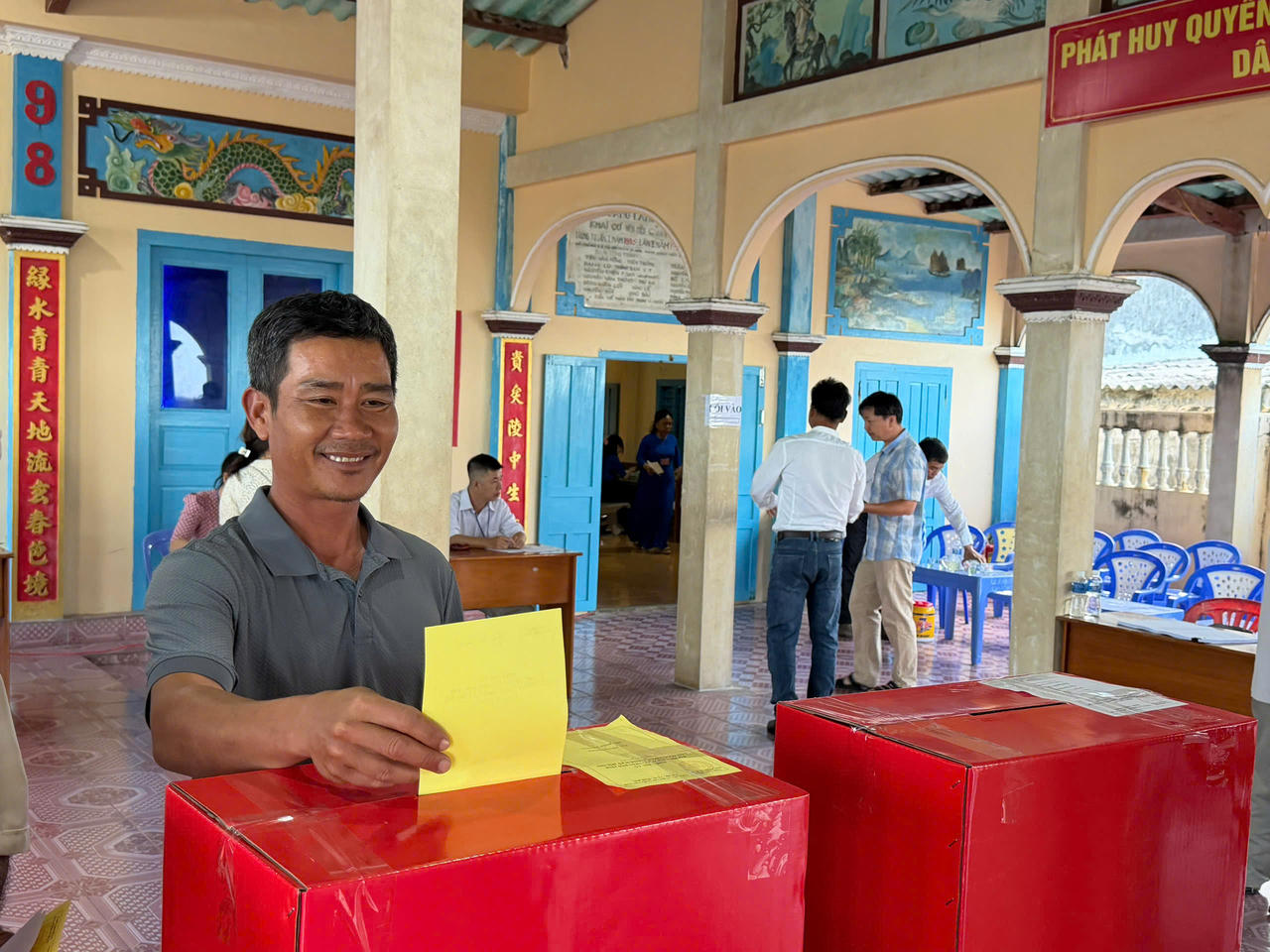 Cử tri Lâm Đồng từ đại ngàn xuống biển xanh hân hoan bỏ phiếu bầu cử