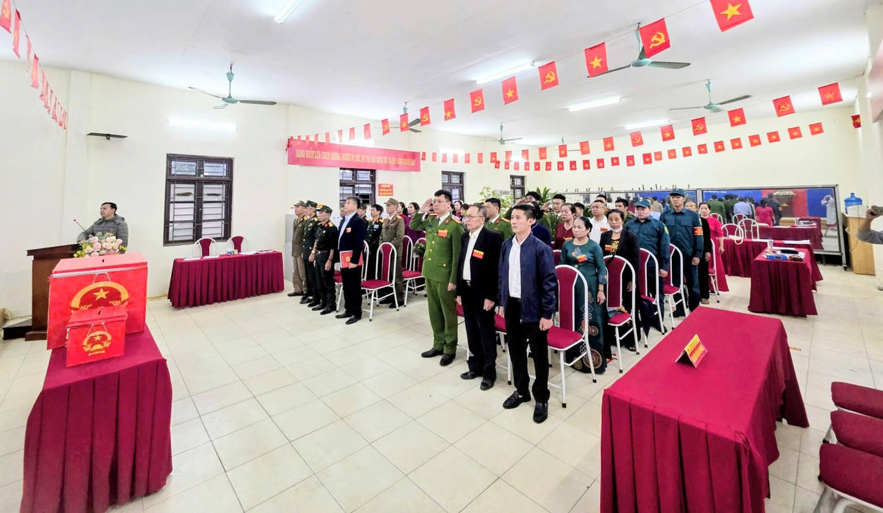 Cử tri Hà Nội hân hoan trong ngày bầu cử 