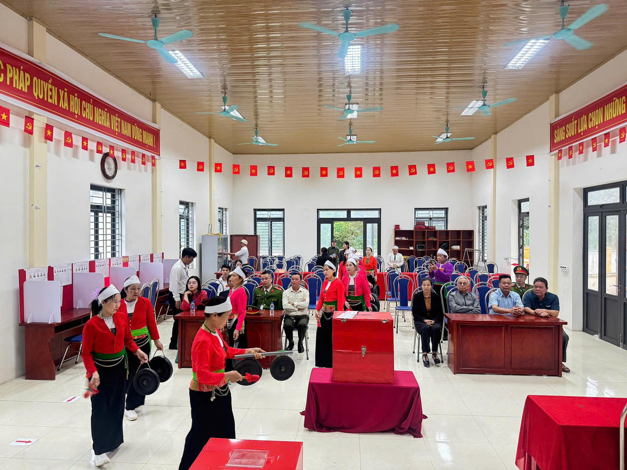 Rộn ràng ngày hội bầu cử tại hai xã Yên Bài và Mỹ Đức, TP Hà Nội