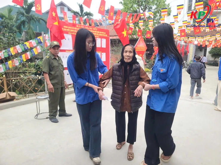 Nhiều cử tri cao tuổi đã được thành viên tổ bầu cử hỗ trợ để hoàn thành nghĩa vụ của công dân tại các điểm bầu cử