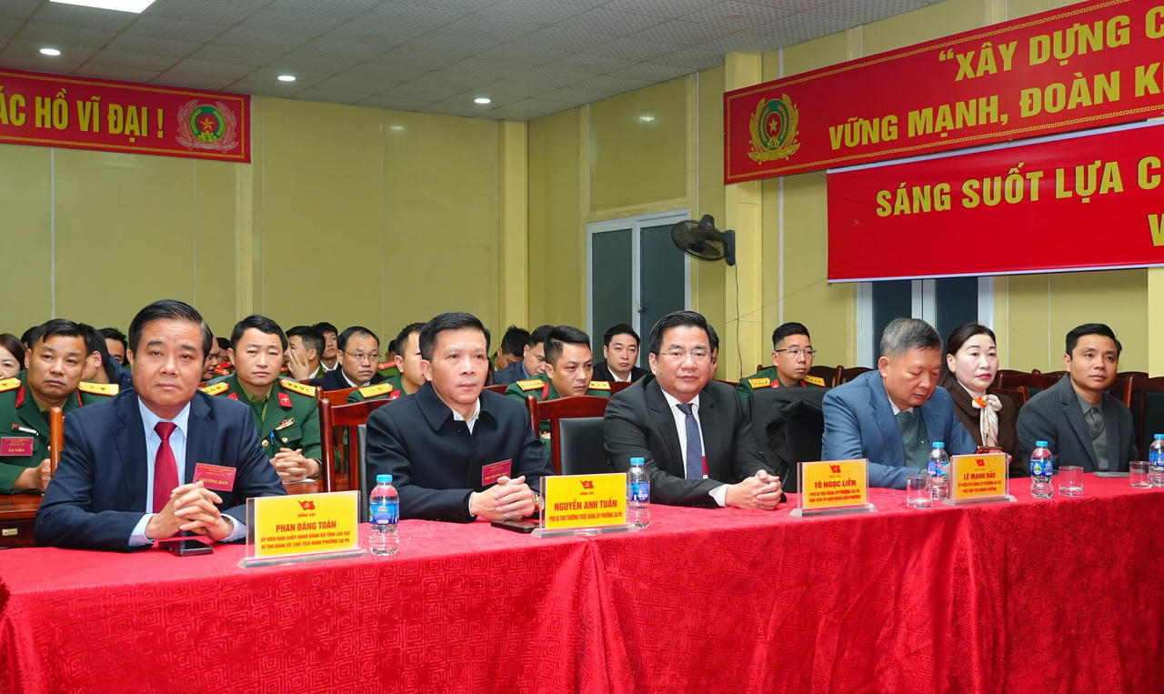 Lãnh đạo phường Sa Pa dự khai mạc.