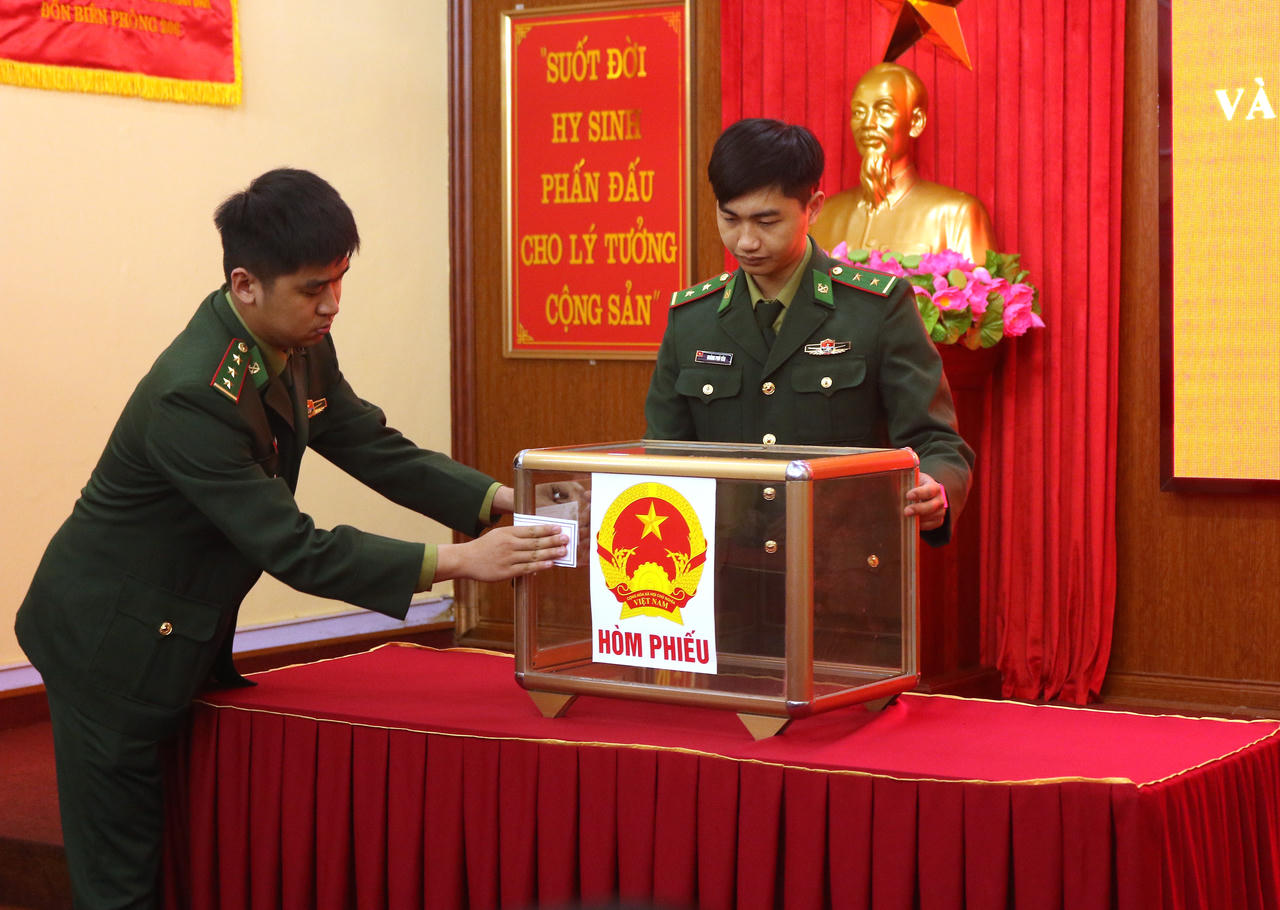 Hòm phiếu được kiểm tra và niêm phong đảm bảo công bằng, dân chủ.