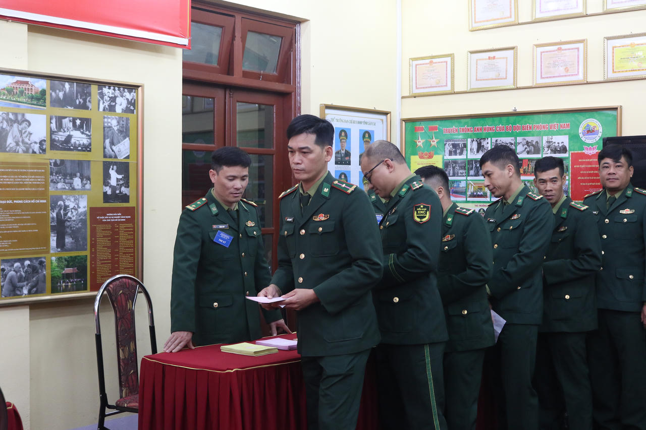 Các chiến sỹ nhận phiếu bầu cử