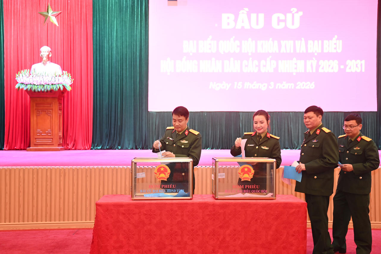 Các đại biểu Bộ CHQS tỉnh Quảng Ninh hoàn thành bỏ phiếu.