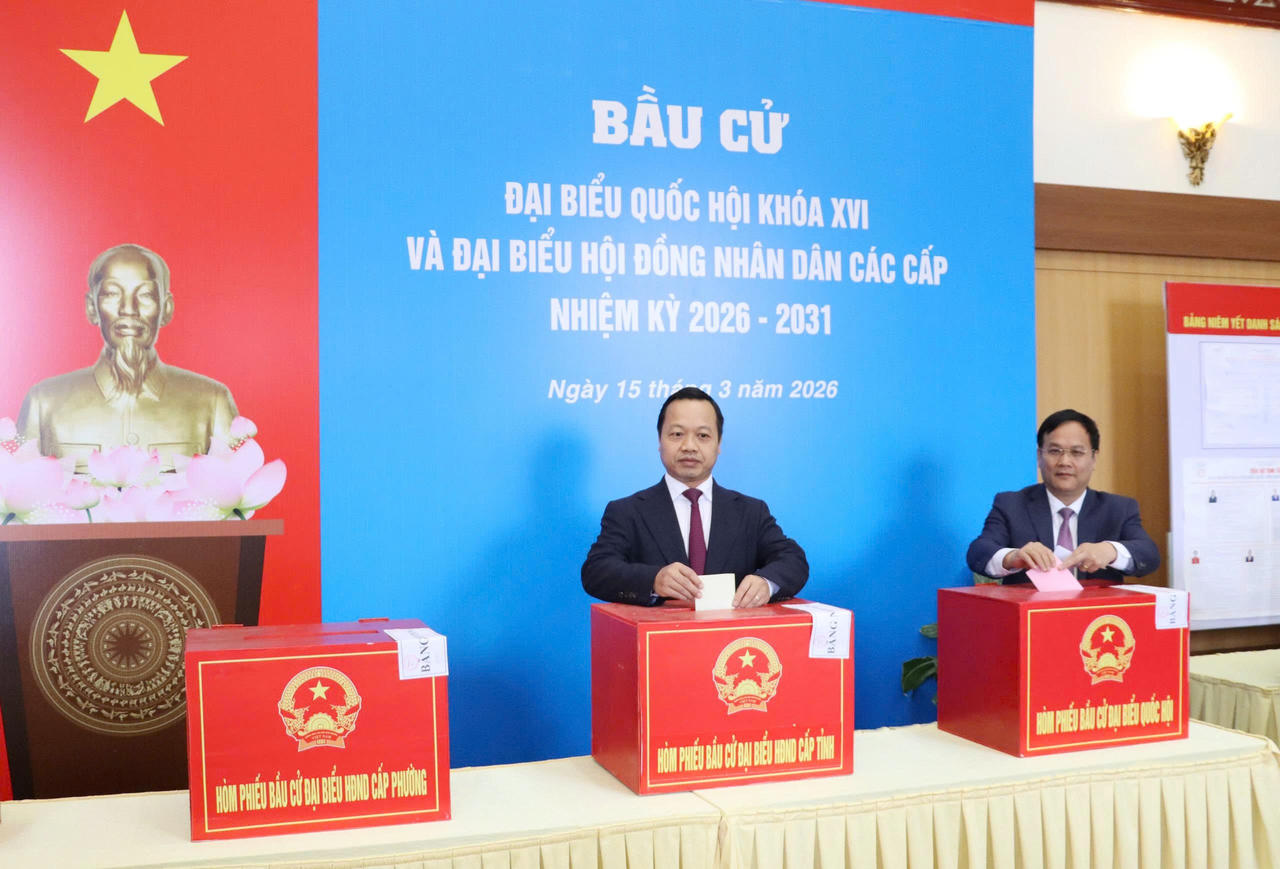 Bí thư Tỉnh ủy Điện Biên Trần Tiến Dũng cùng các cử tri tiến hành bỏ phiếu&nbsp;