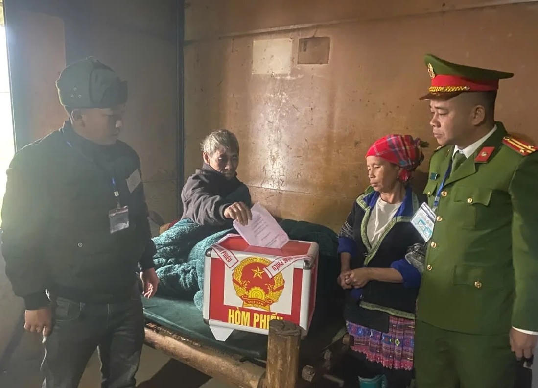 Chính quyền địa phương và lực lượng chức năng mang hòm phiếu phụ đến tận nhà đối với trường hợp không thể trực tiếp đến điểm bỏ phiếu.