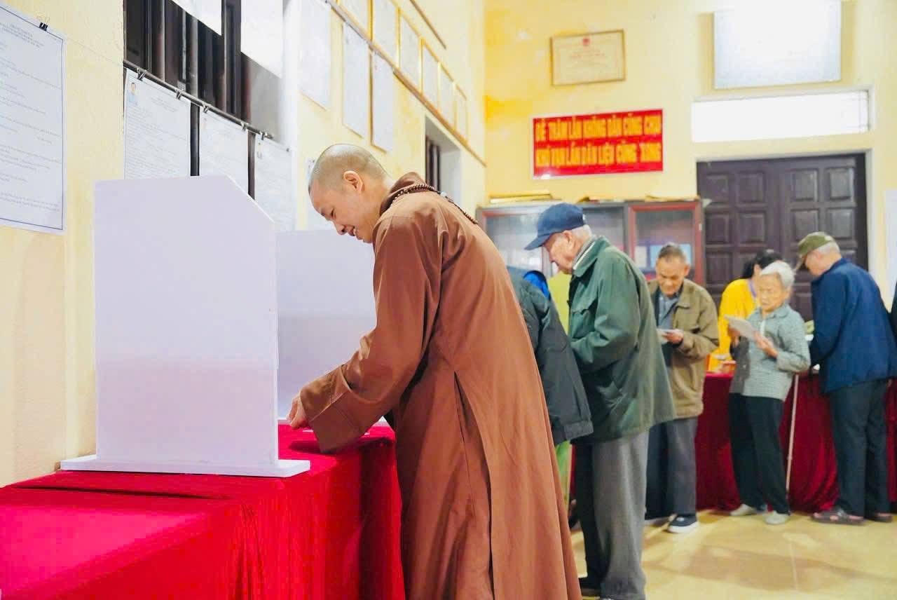 Chư tăng, phật tử tích cực tham gia ngày hội bầu cử
