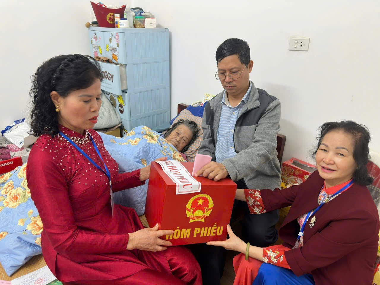 Không để ai bỏ lại phía sau, các tổ bầu cử Hà Nội đưa hòm phiếu đến với cử tri cao tuổi