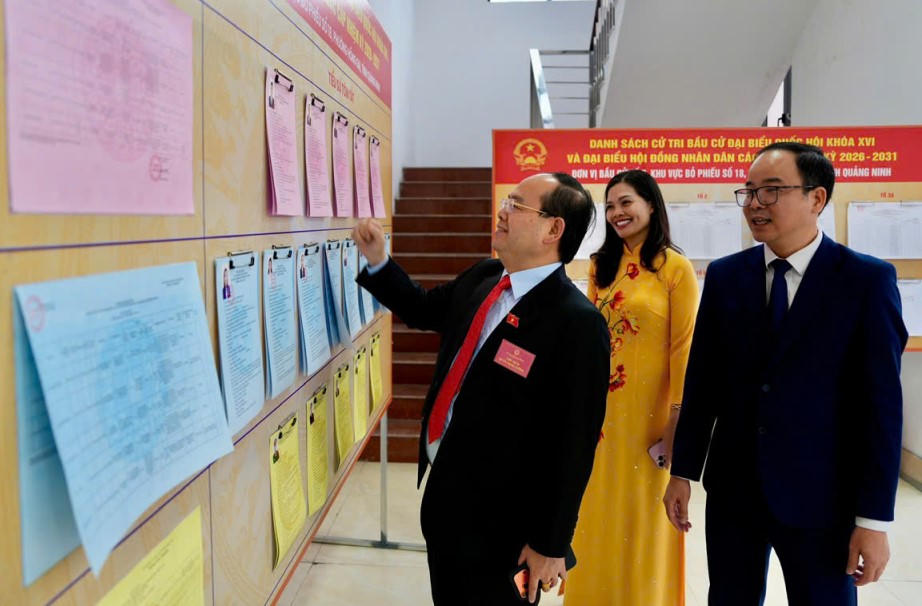 Bí thư Tỉnh ủy Quảng Ninh kiểm tra công tác bầu cử tại một số địa phương