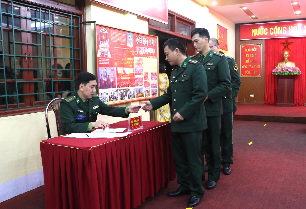 Việc bỏ phiếu được tiến hành nghiêm túc, dân chủ, bảo đảm đúng nguyên tắc, thể hiện rõ ý thức chính trị và niềm tin của cử tri đối với cuộc bầu cử.