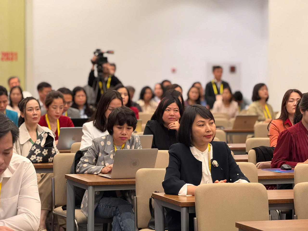 Các phóng viên tác nghiệp tại Trung tâm Báo chí bầu cử. (Ảnh: T.Diệp)