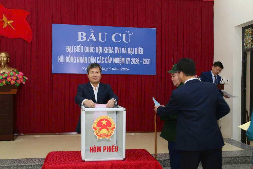 Ông Ngô Hạnh Phúc, Phó Chủ tịch UBND tỉnh Lào Cai dự khai mạc và bỏ phiếu tại điểm bỏ phiếu số 3, thôn 4, xã Lục Yên.